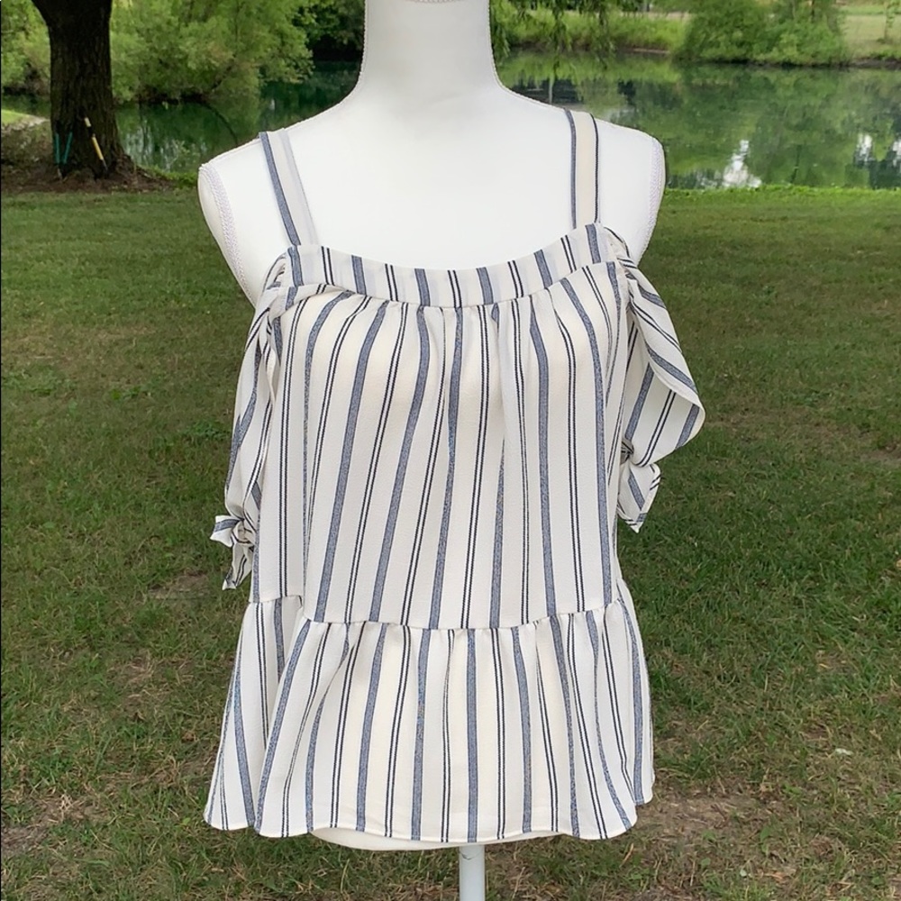 🔥NWOT Charming Charlie’s Cold Shoulder Top Size M